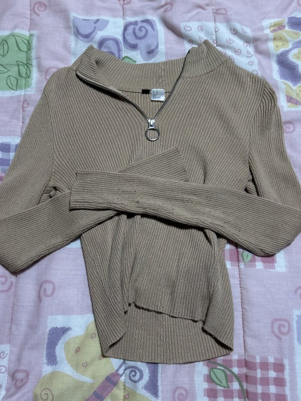 H&M beige long sleeve quarter zip top